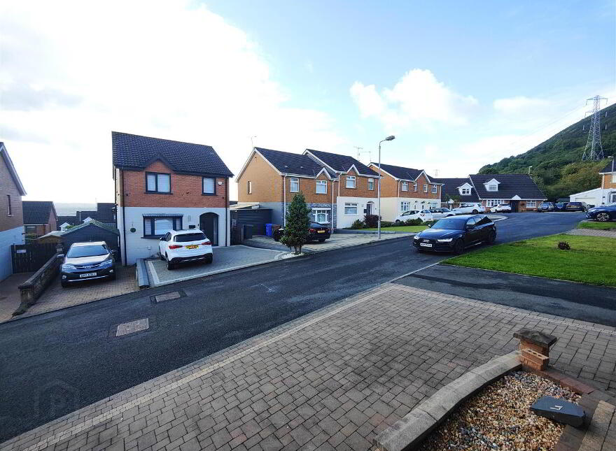 17 Lyndhurst Place, Belfast, BT13 3XU