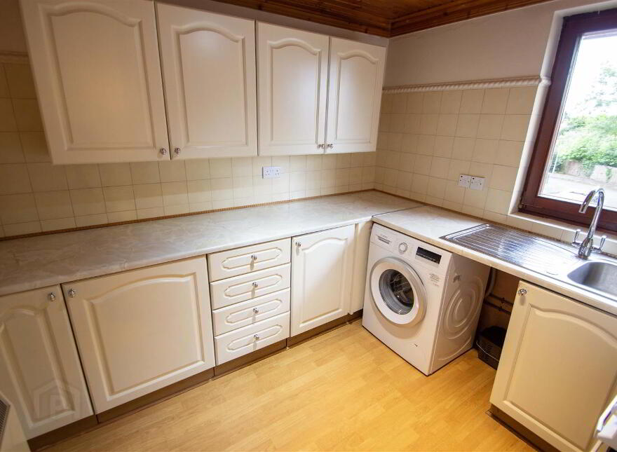 Apt 76b, Glen Road, Belfast, BT11 8BH