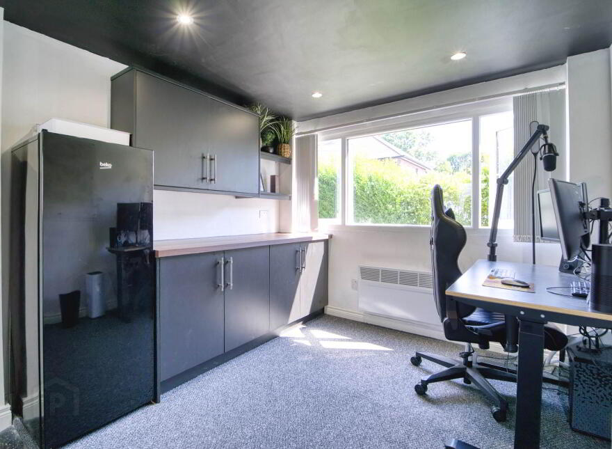 36 Lisnagarvey Drive, Lisburn, BT28 3DW