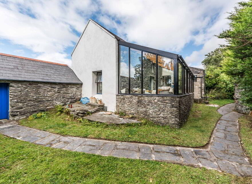 L Nua, Gubbeen, Schull, P81YN81