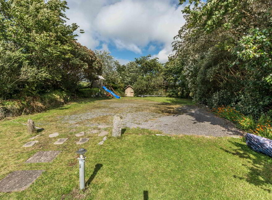 L Nua, Gubbeen, Schull, P81YN81