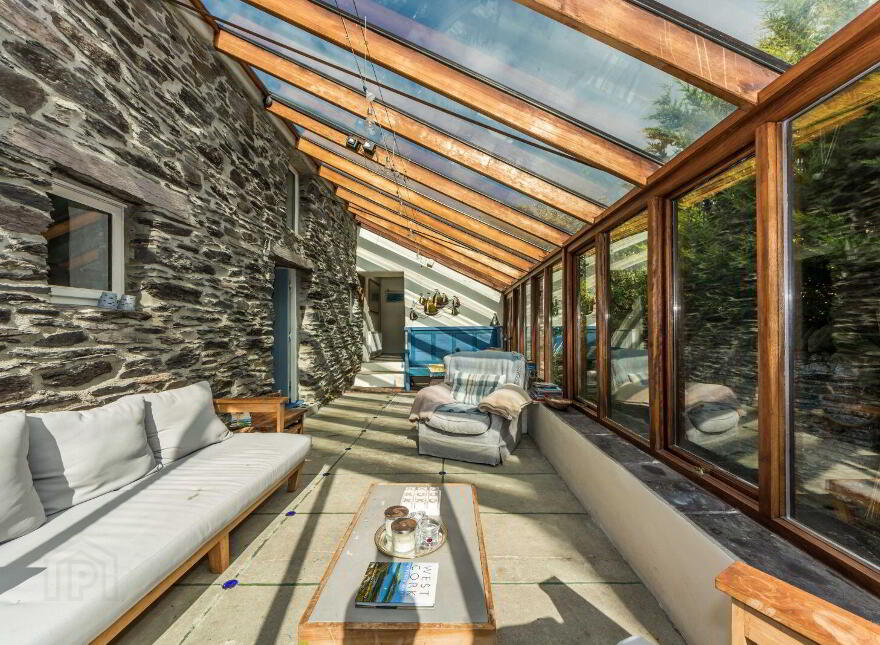 L Nua, Gubbeen, Schull, P81YN81