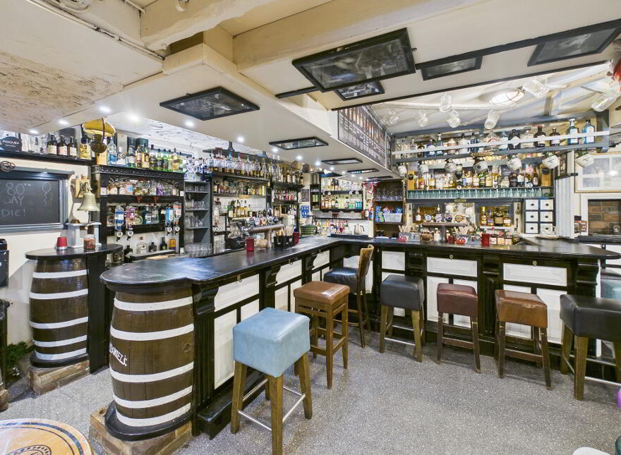 The Esquire / Raglan Road, Little Market Street, Tramore, X91N638