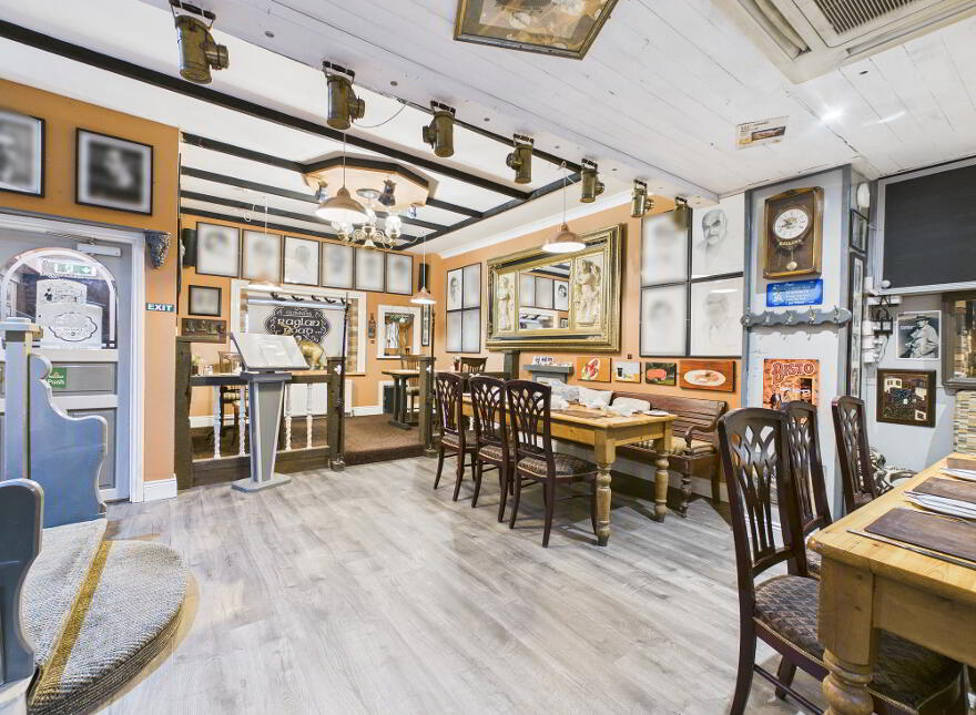 The Esquire / Raglan Road, Little Market Street, Tramore, X91N638
