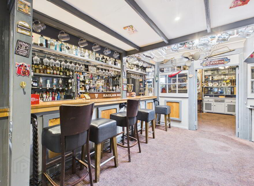 The Esquire / Raglan Road, Little Market Street, Tramore, X91N638