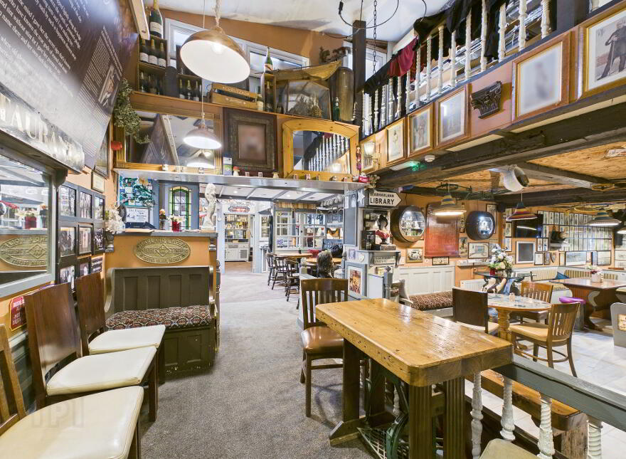 The Esquire / Raglan Road, Little Market Street, Tramore, X91N638