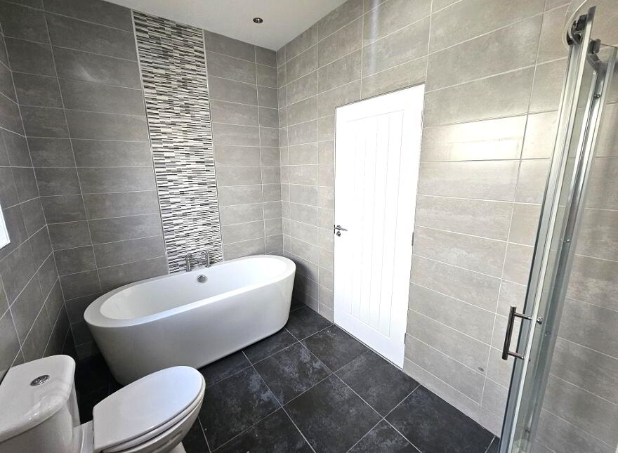 Bonds Street, Waterside, L'Derry, BT47 6EE