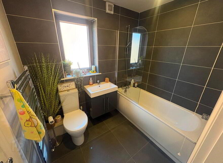 Apt 3, 2 The Tides, Carrickfergus, BT38 8GN