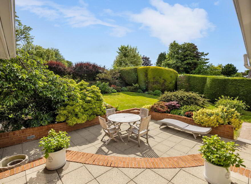 1 Oaklands, Hillsborough, BT26 6HZ