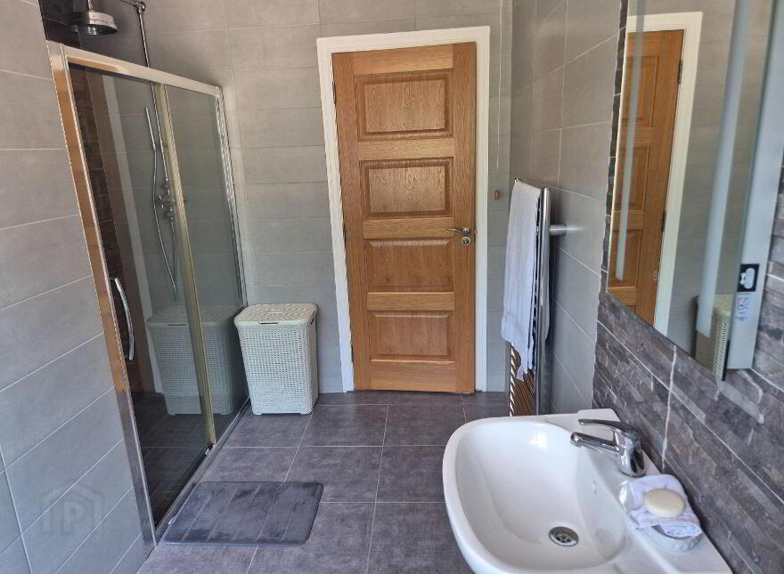 Laragh, Castleblayney, Loughmorne, A75E122