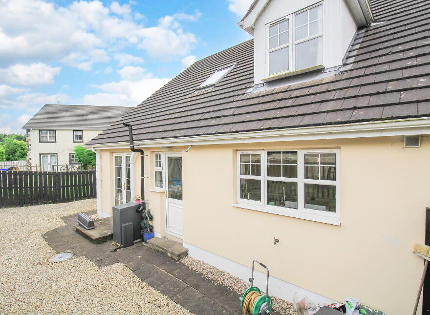 64 Wheatfield, Muff
