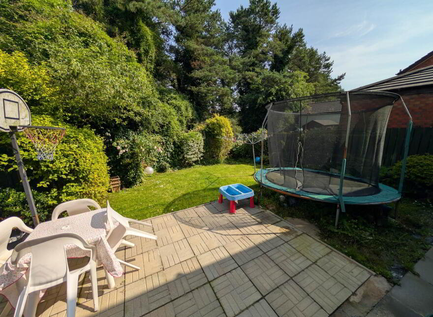 15 Molyneaux Avenue, Larne, BT40 2TU