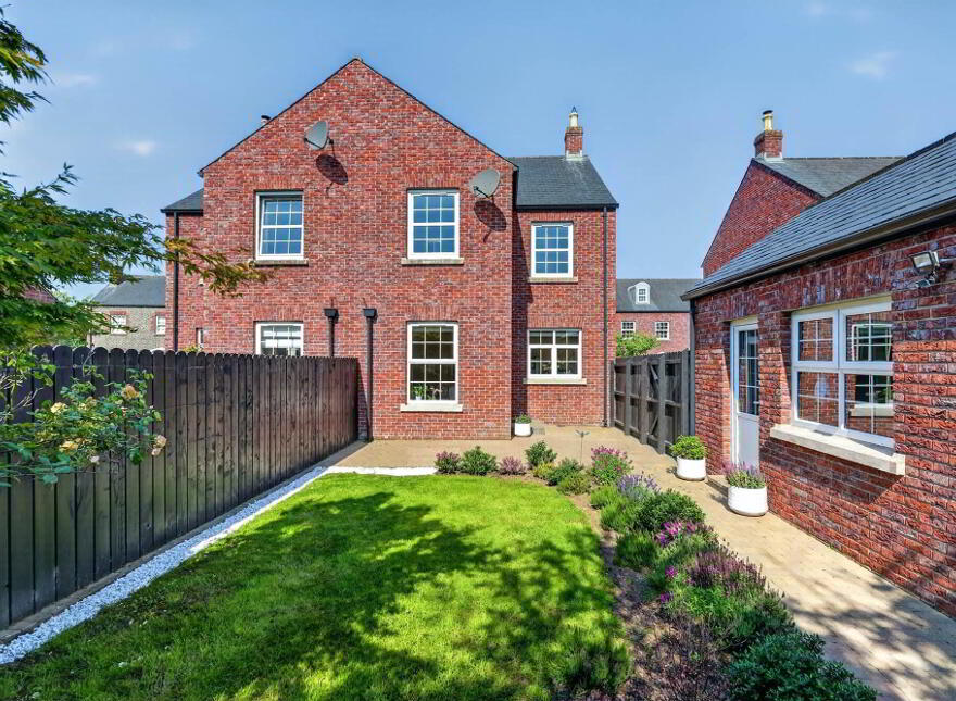 5 Farriers Green, Hillsborough, BT26 6GW