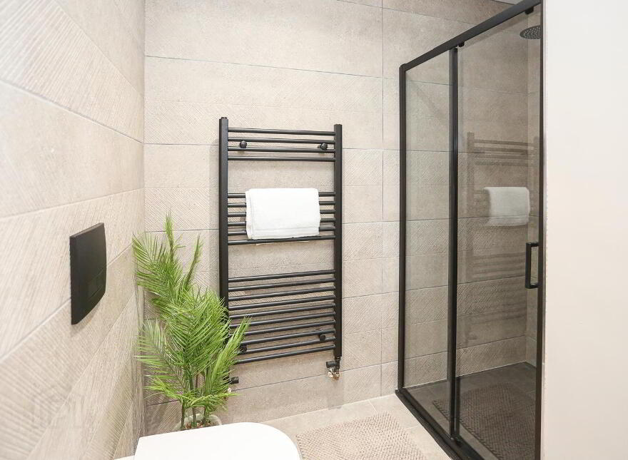 Apt 3, 225a Albertbridge Road, Belfast, BT5 4PX