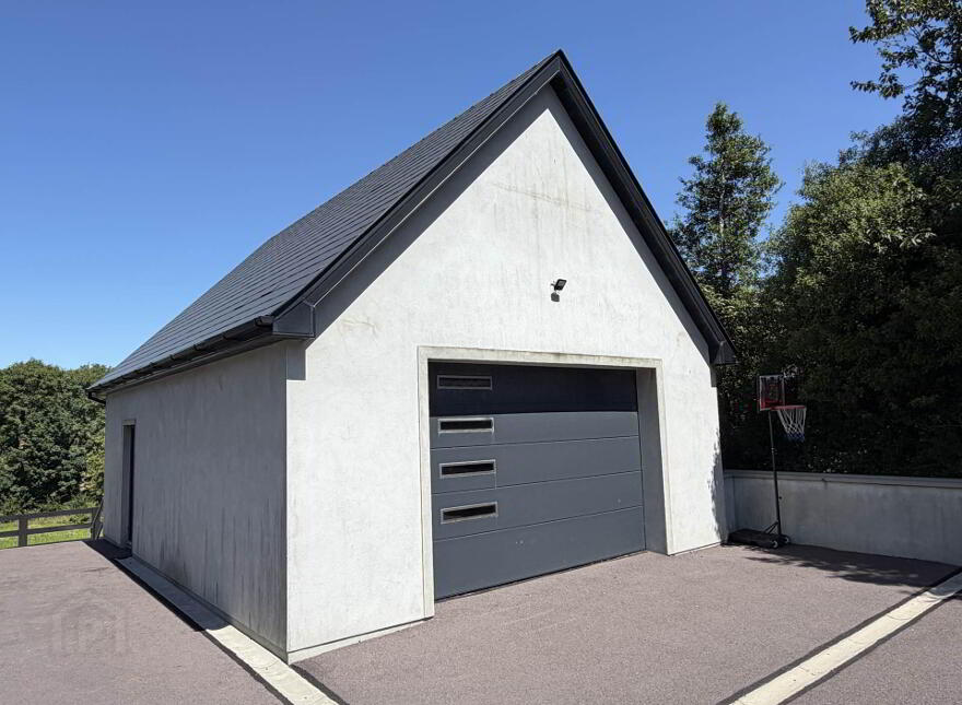 Lackenalooha, Clonakilty, P85DH64