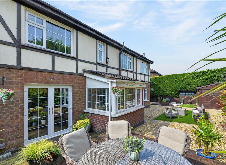 10 Baronscourt Gardens, Carryduff, Belfast, BT8 8EW