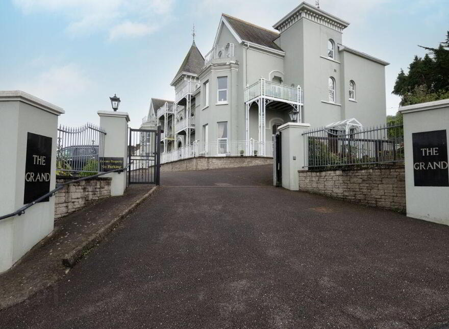 Apartment 2 The Grand, Crosshaven, P43WD62 photo
