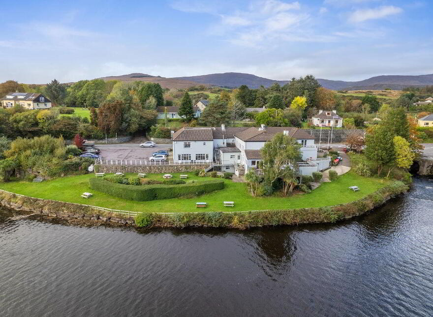 Ouvane Falls Inn, Ballylickey, P75V624