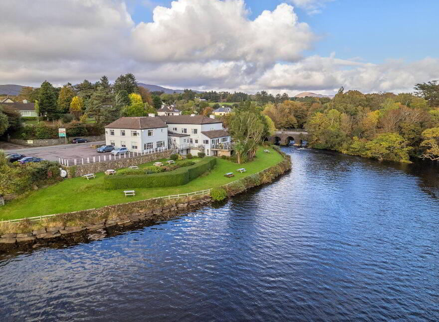Ouvane Falls Inn, Ballylickey, P75V624