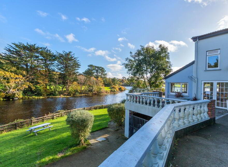 Ouvane Falls Inn, Ballylickey, P75V624