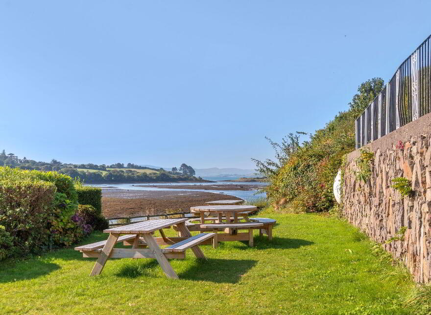 Ouvane Falls Inn, Ballylickey, P75V624