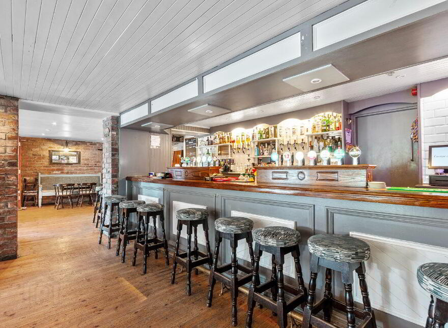 Ouvane Falls Inn, Ballylickey, P75V624