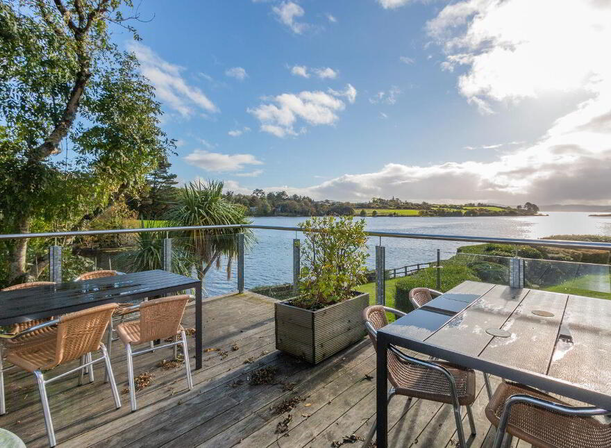 Ouvane Falls Inn, Ballylickey, P75V624