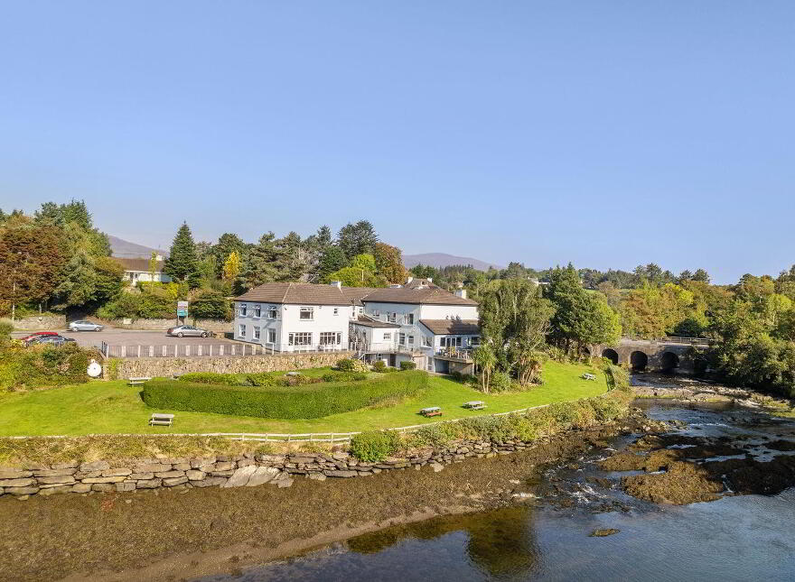 Ouvane Falls Inn, Ballylickey, P75V624