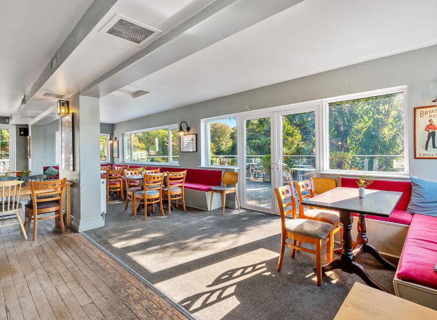 Ouvane Falls Inn, Ballylickey, P75V624