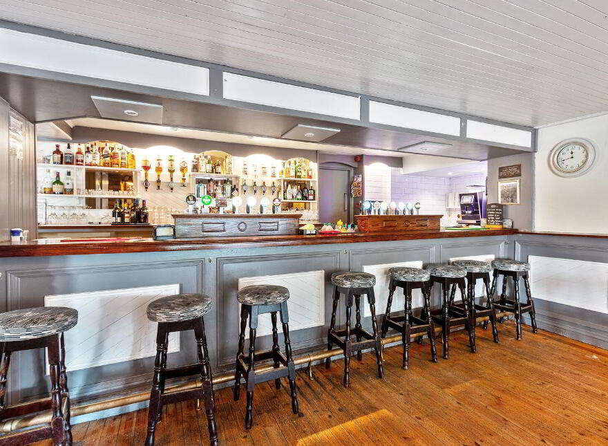 Ouvane Falls Inn, Ballylickey, P75V624