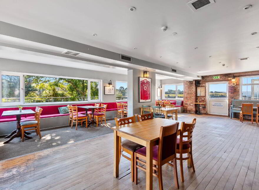 Ouvane Falls Inn, Ballylickey, P75V624