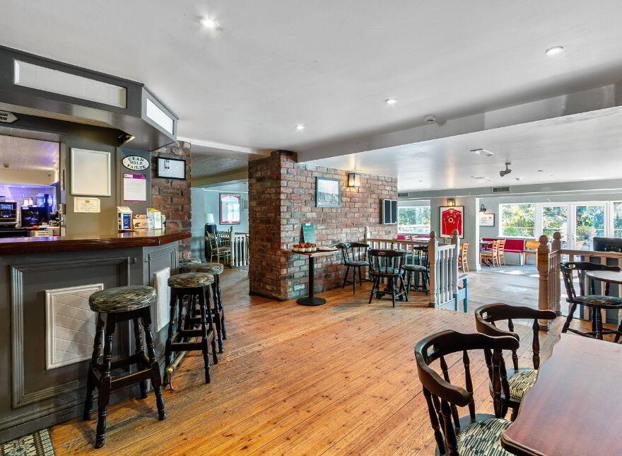 Ouvane Falls Inn, Ballylickey, P75V624