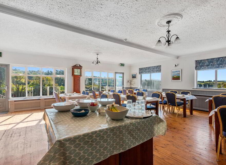 Ouvane Falls Inn, Ballylickey, P75V624