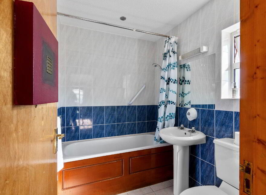 Ouvane Falls Inn, Ballylickey, P75V624