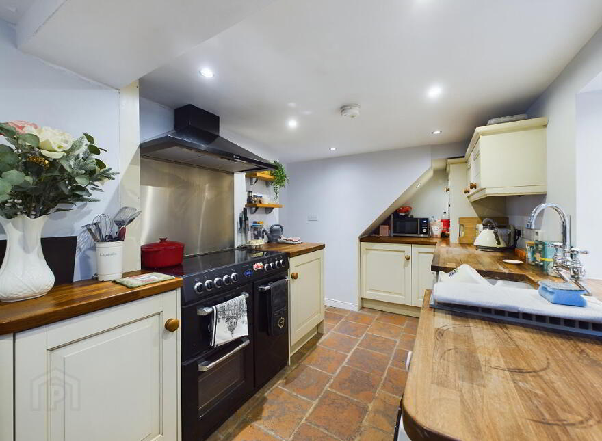 15 Arthur Street, Hillsborough, BT26 6AP