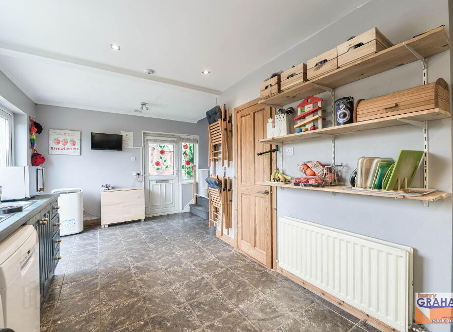 82 Lawnmount Crescent, Lisburn, BT27 4TU