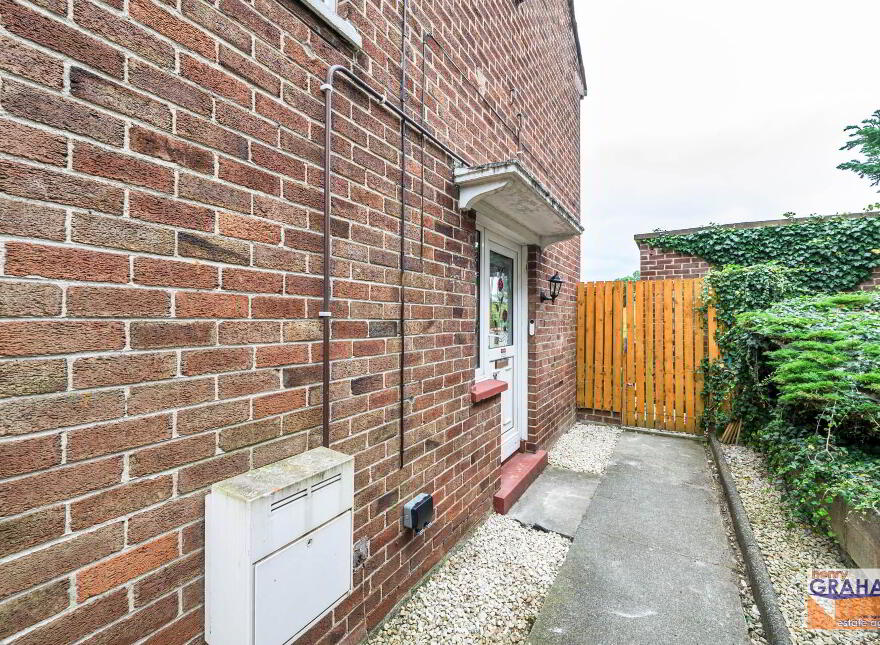 82 Lawnmount Crescent, Lisburn, BT27 4TU