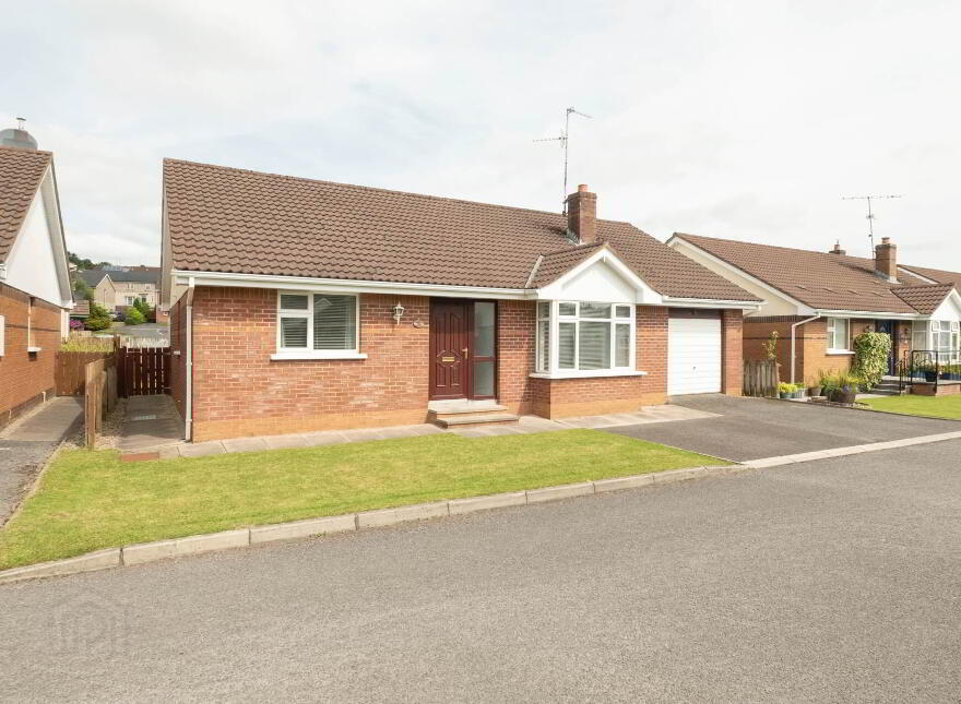 28 College Gardens, Enniskillen, BT74 4RJ photo
