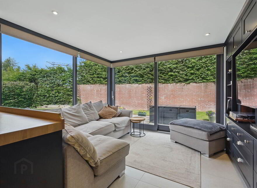 25 Lady Ishbel Avenue, Belvoir Park, Belfast, BT8 8FR
