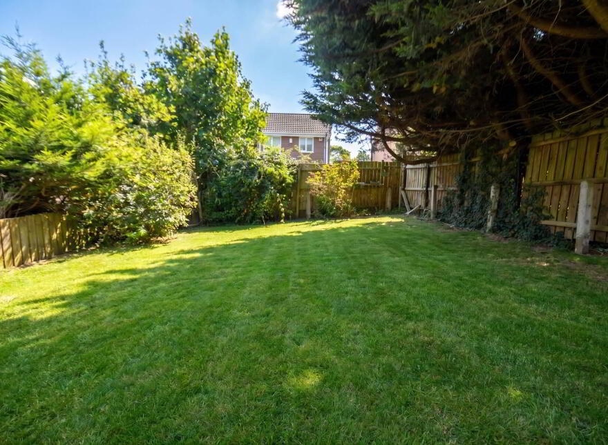 17 Lagmore Grove, Dunmurry, Belfast, BT17 0TD