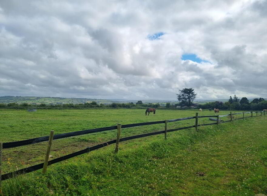 Whitethorn Equestrian Centre, Knocknasnaa, Abbeyfeale, V9476C0