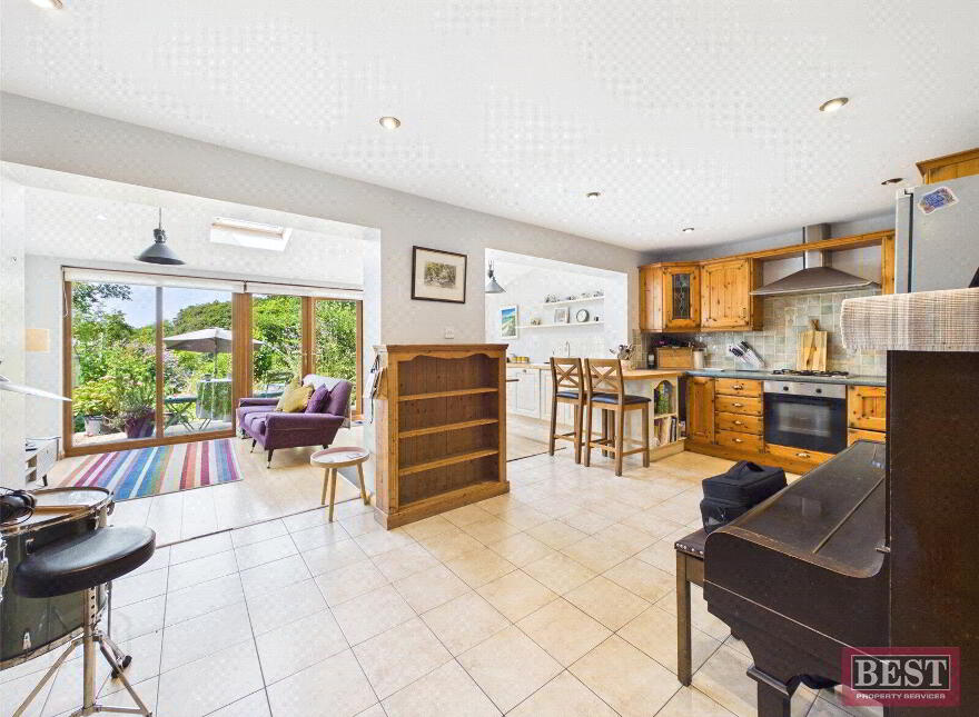 9 Carrickdesland, Warrenpoint, Newry, BT34 3WJ