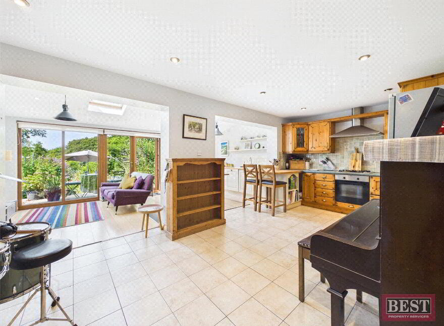 9 Carrickdesland, Warrenpoint, Newry, BT34 3WJ