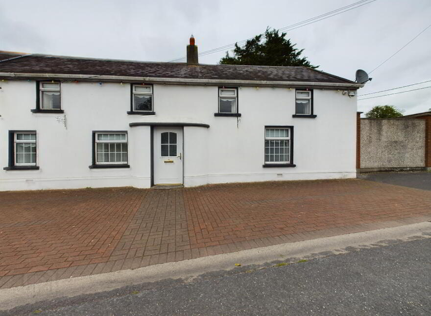 Stapleton's Bar, Semi Detached Home & Commercial Plot, Main Street, Slieverue, X91EK88