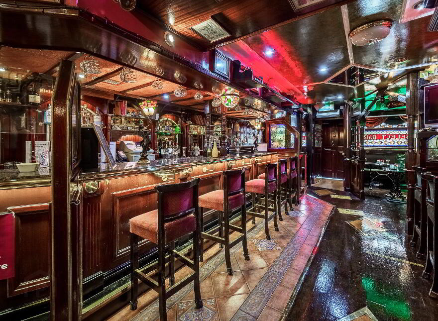 Sean Tierney's Bar & Restaurant, 13 O'Connell St, Clonmel, E91RD83