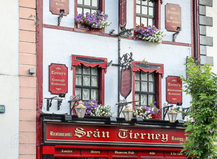Sean Tierney's Bar & Restaurant, 13 O'Connell St, Clonmel, E91RD83
