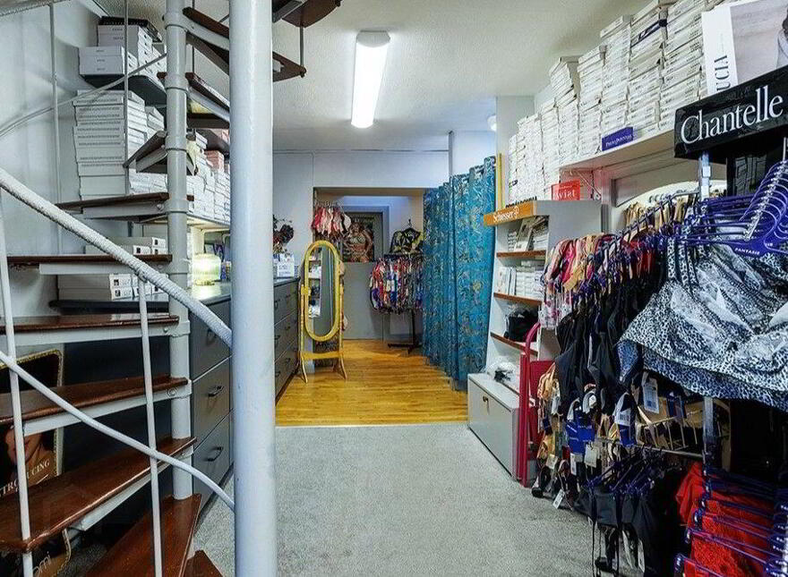 Helen's, 27 O'Connell Street, Dungarvan, X35XN96