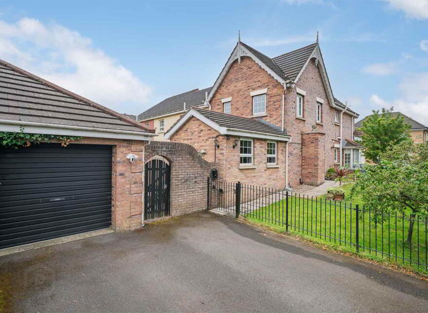 40 Berkeley Hall Court, Lisburn, BT27 5QX