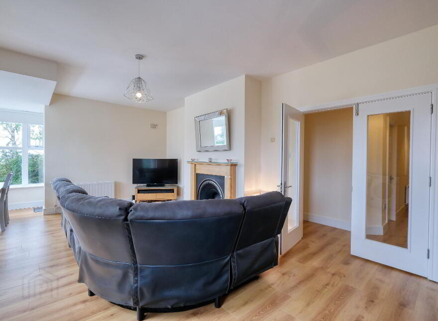 16 Saint Albans, Battery Road, N39A218