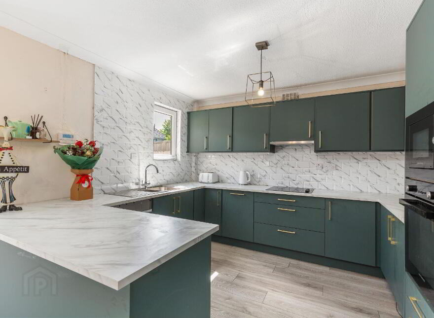 27 Pineview Grove, Aylesbury, D24V8NR